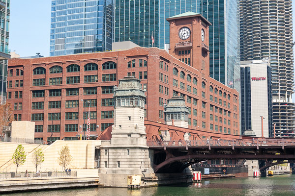 Architecture tour from the Chicago river