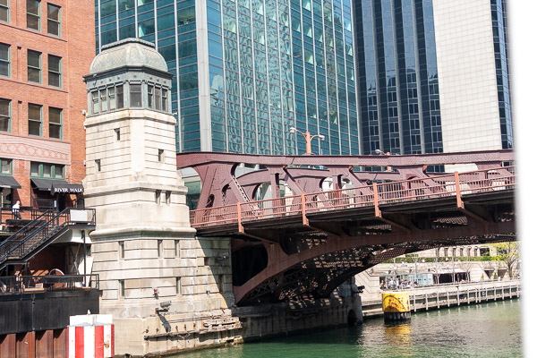 Architecture tour from the Chicago river