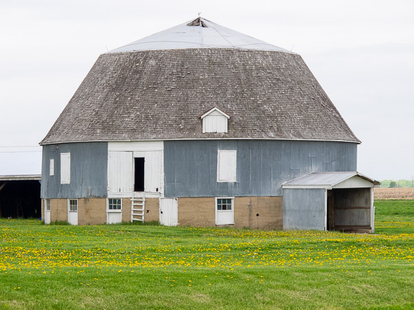 Round barn near Glenarm, IL