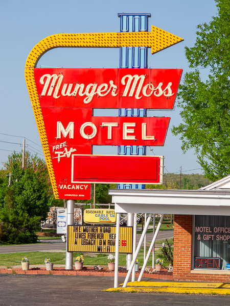 Munger Moss motel sign in Lebanon, MO