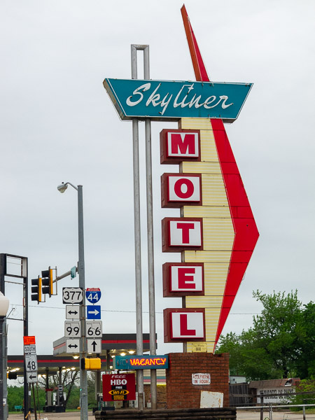 Skyliner Motel sign in Stroud, OK
